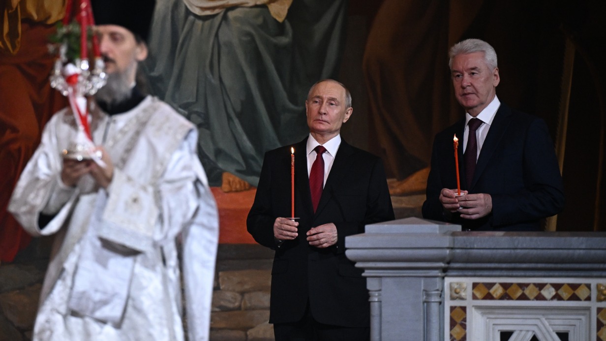 Президент России Владимир Путин и мэр Москвы Сергей Собянин на праздничном пасхальном богослужении в храме Христа Спасителя