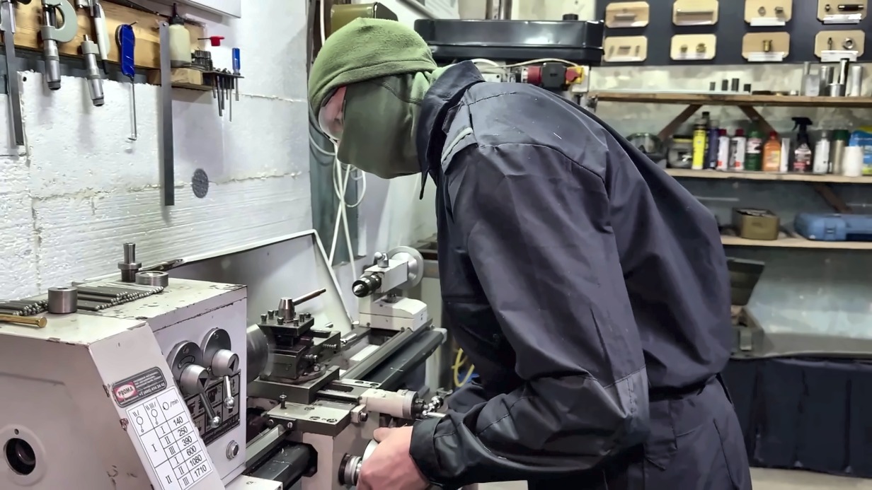 Военнослужащий ремонтно-восстановительного подразделения 11-го армейского корпуса работает над деталью для боевой машины