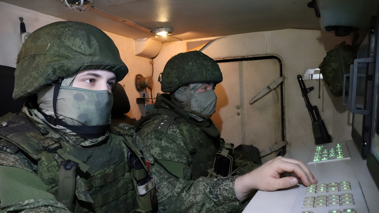 Бойцы подразделения ПВО «Орел» и «Солнце» в кабине ЗРПК «Панцирь-С». Они ежедневно следят за небом, чтобы не пропустить ни один вражеский дрон