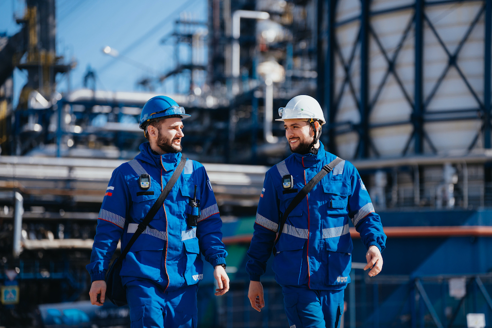 «Газпром нефть» установила рекорд по переработке нефти в 2025 году