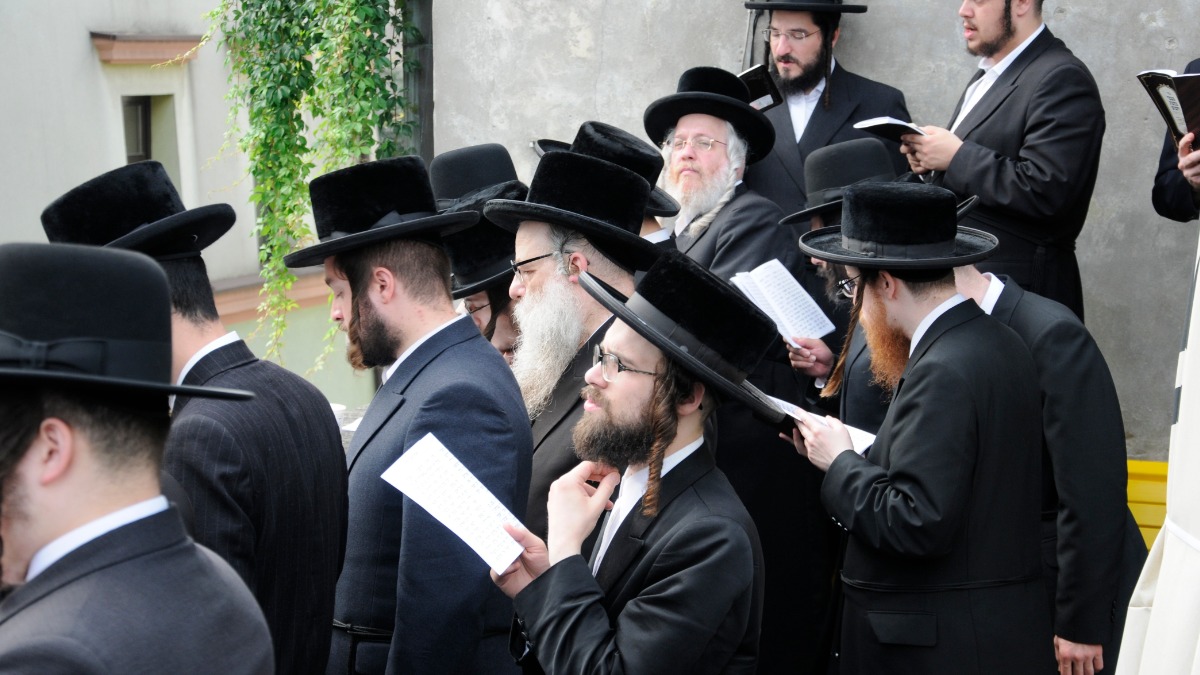 «Охотилась» на евреев: 13-летней австралийке предъявили 109 обвинений в суде