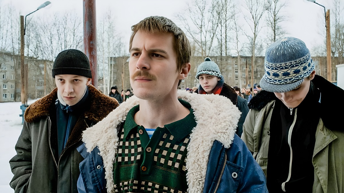 Кадр из сериала «Слово пацана. Кровь на асфальте». Лев Зулькарнаев — Зима, Иван Янковский — Вова Адидас. Сериал получил вторую волну популярности спустя полгода после премьеры именно благодаря нарезкам в TikTok и «VK Клипах»