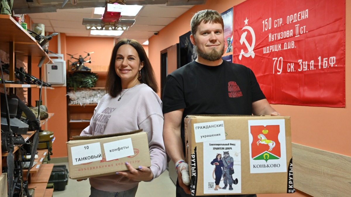 Основатели благотворительного фонда «Хранители добра» Мария Федоренко и вице-президент Александр Третьяков завершают приготовления к поездке