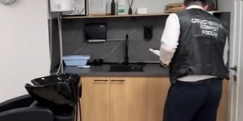 Работнице салона красоты в Москве, где умерла женщина, предъявили обвинение