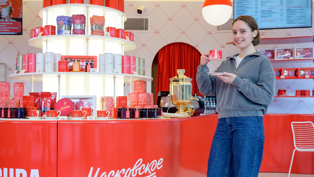 Москвичка Карина Исмаилова посетила чайный павильон на Новом Арбате