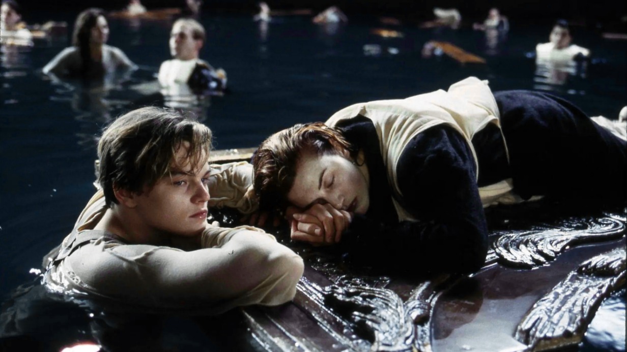 На аукцион в 2024 году также попала дверь из знаменитого фильма «Титаник», на которой спаслась героиня Кейт Уинслет