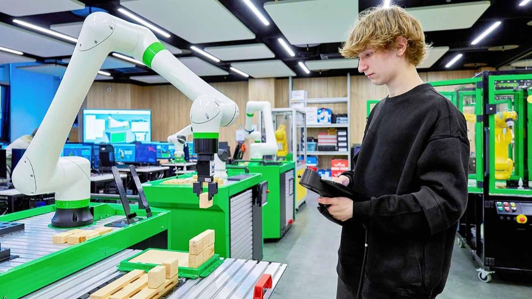 Собянин: Все больше выпускников девятых классов выбирают учебу в колледже