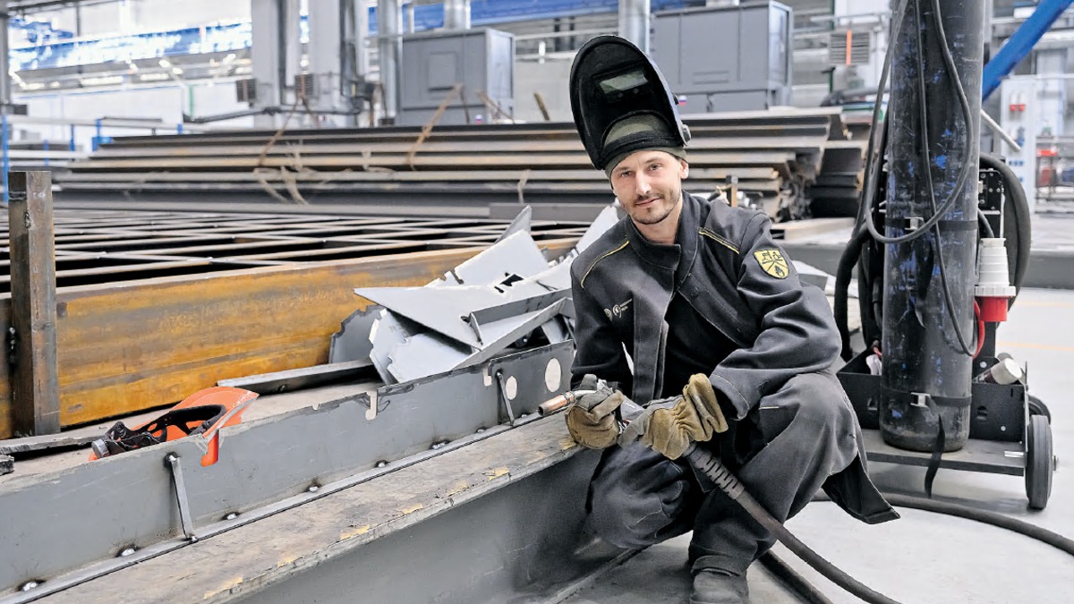 Сварщик Илья Приколотин варит корпус будущего электрического речного судна «Москва 1.0» на Московской судостроительной верфи