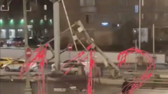 Автомобиль снес мачту городского освещения на ТТК в Москве