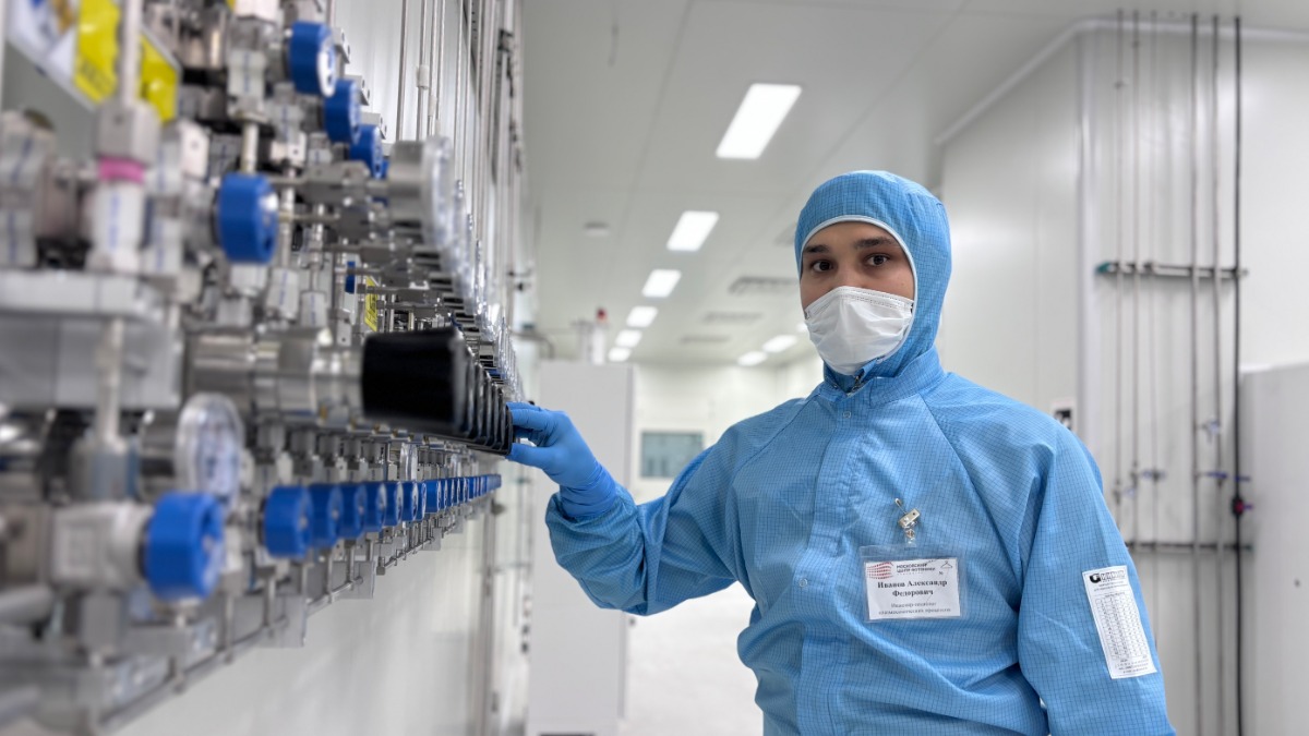 Инженер-технолог плазмохимических процессов Центра фотоники Александр Иванов в одном из помещений центра. Здесь выпускают изделия, необходимые для развития экономики страны