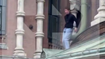 Подросток залез на храм Спаса на Крови в центре Санкт-Петербурга