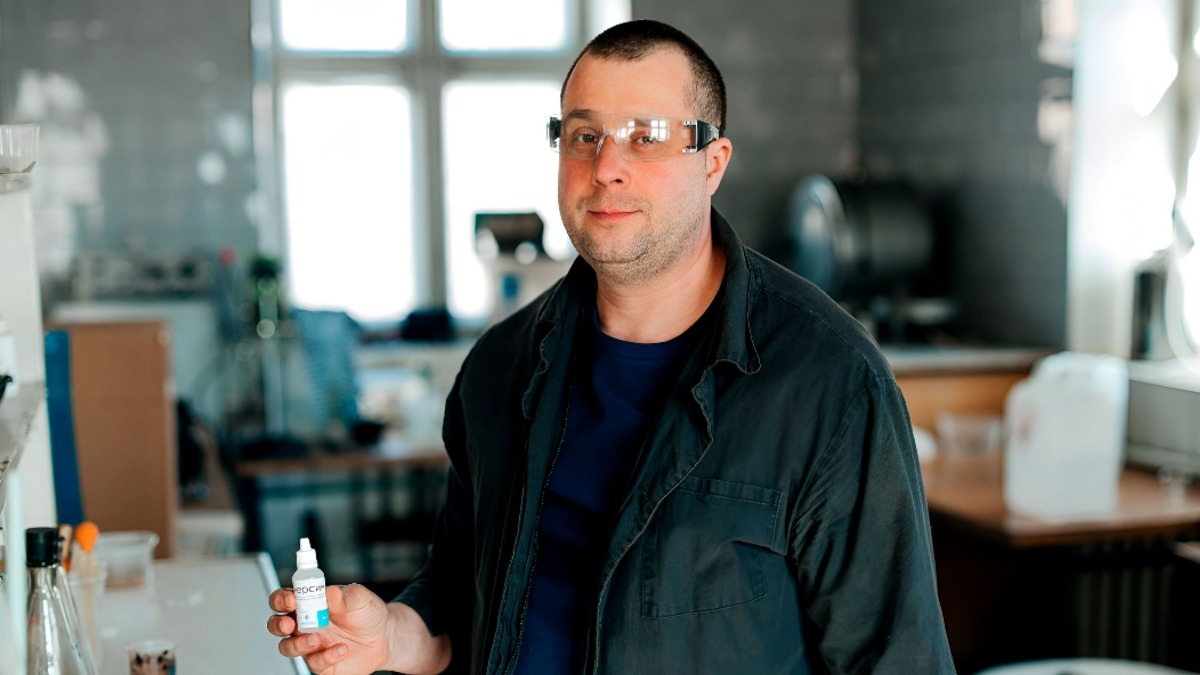 Предприниматель Денис Фалько демонстрирует свою разработку — препарат от кровотечения