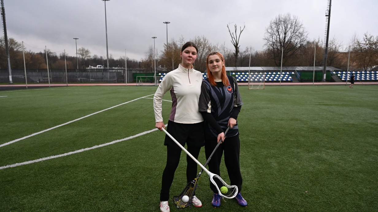 Игроки в лякросс Валерия Лазарева, Ульяна Морозова на тренировке на стадионе «Останкино»