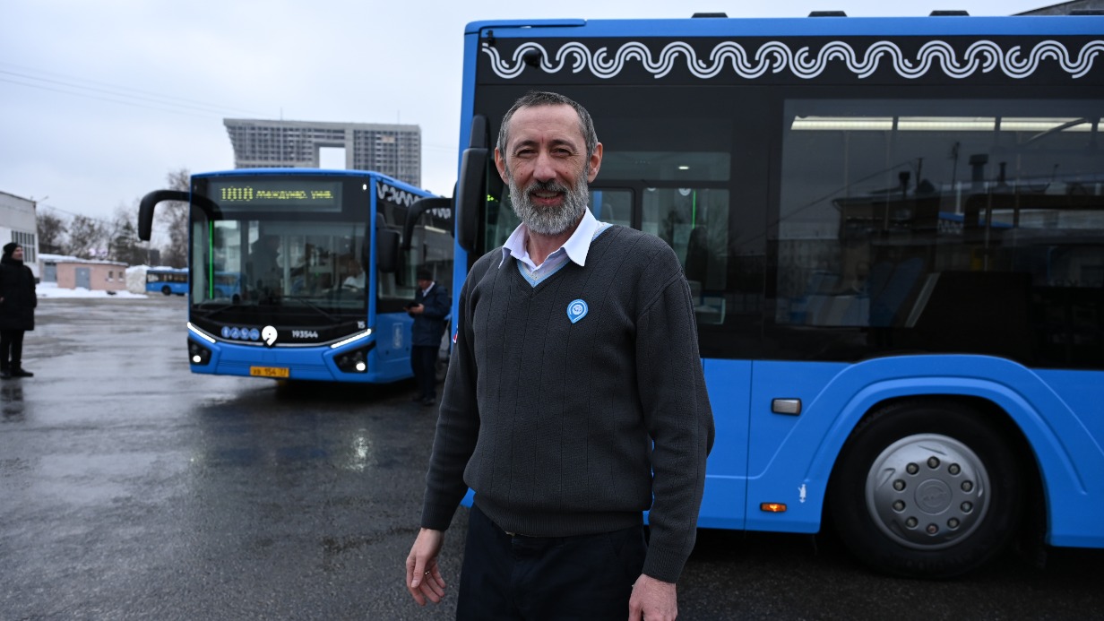 Водитель автобуса СЗАО ГУП Мосгортранс Сергей Карских у нового автобуса ЛиАЗ Ситимакс 12