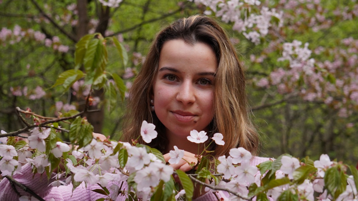 Москвичка Нора Проничева в Бирюлевском дендропарке любуется цветением сакуры