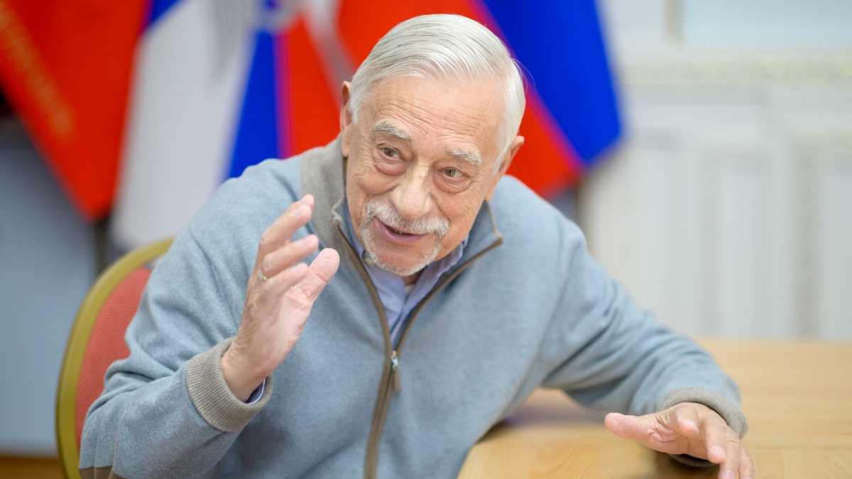 Заслуженный деятель искусств Российской Федерации режиссер Владимир Грамматиков во время беседы с корреспондентом «Вечерней Москвы», состоявшейся в Российском Союзе ветеранов, рассказывает о впечатлениях, которые произвела на него работа над фильмом «Сила единения», и о трех китах, составляющих основу его творчества