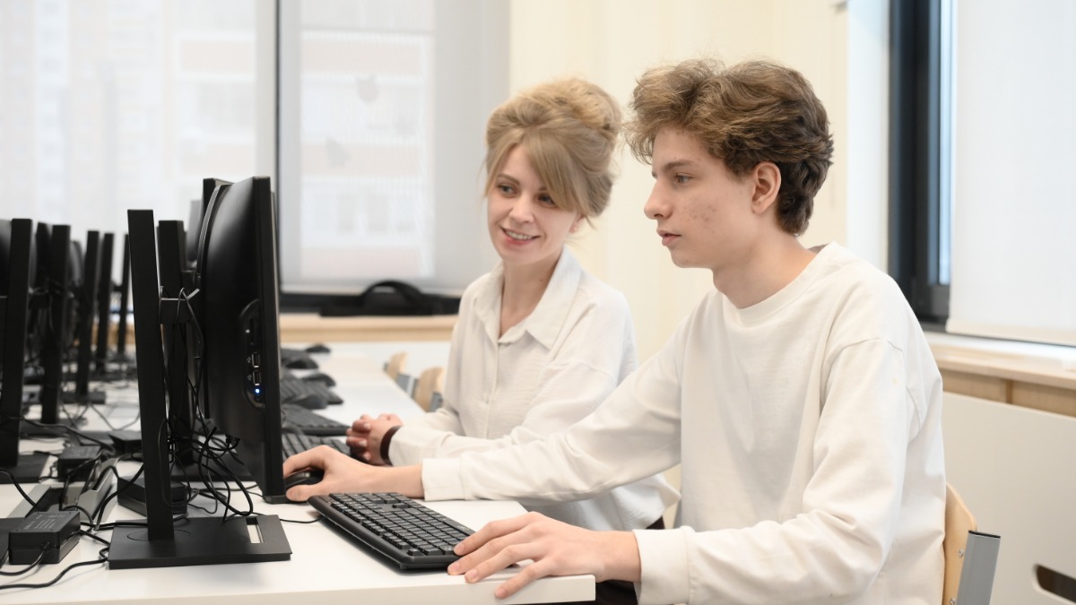Ученик школы № 1788 Александр Жуков и его наставник Анастасия Геер придумали нейробабушку — программу по сбору рецептов. ИТ-направления допобразования востребованы у школьников столицы