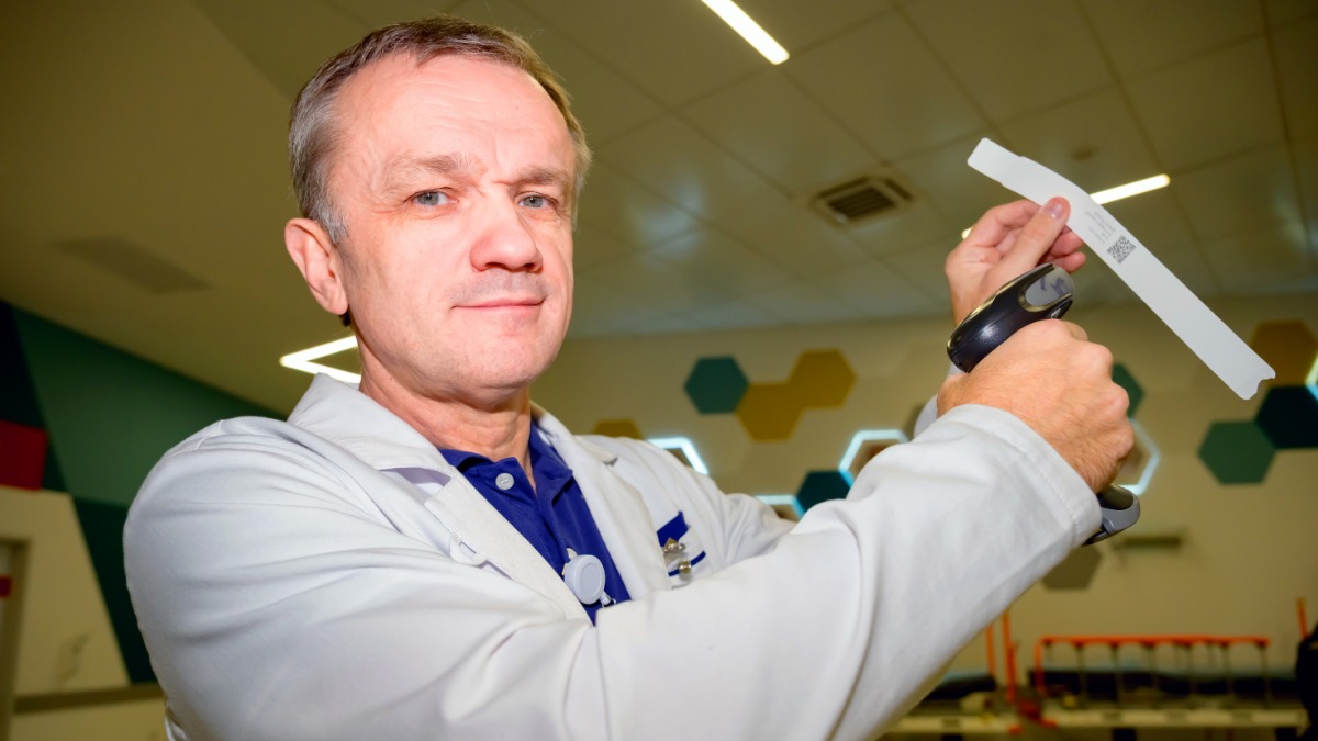 Главный врач ГКБ № 15 имени Филатова Валерий Вечорко демонстрирует браслет с QR-кодом, который получает каждый пациент при поступлении во флагманский центр