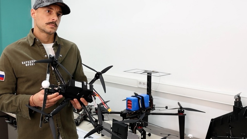 Представитель Кулибин-клуба Народного фронта Глеб Самойлов (фамилия изменена по просьбе героя. — «ВМ») с боевым дроном «Скворец-В2»