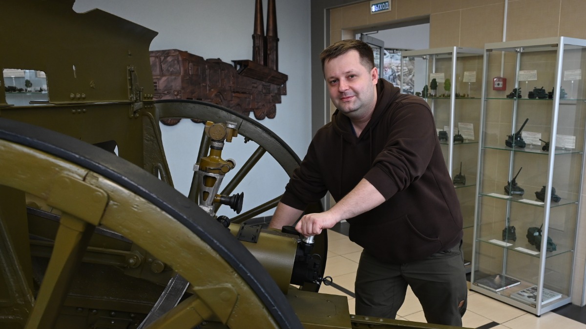 Старший преподаватель МГТУ имени Н. Э. Баумана Сергей Дорошенко показывает полностью восстановленный затвор трехдюймовой скорострельной пушки