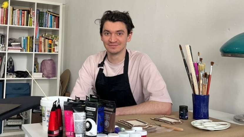 Николай Приходько в реквизиторской комнате готовит декорации для съемочного процесса