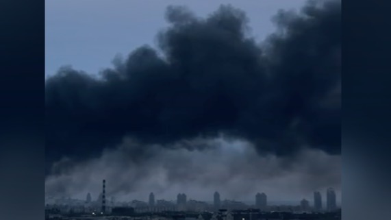 Киев заволокло густым черным дымом после ночных ударов ВС РФ