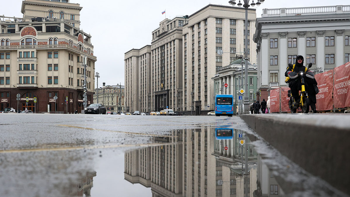 В Госдуме предложили сделать обязательными лавочки для пенсионеров у подъезда