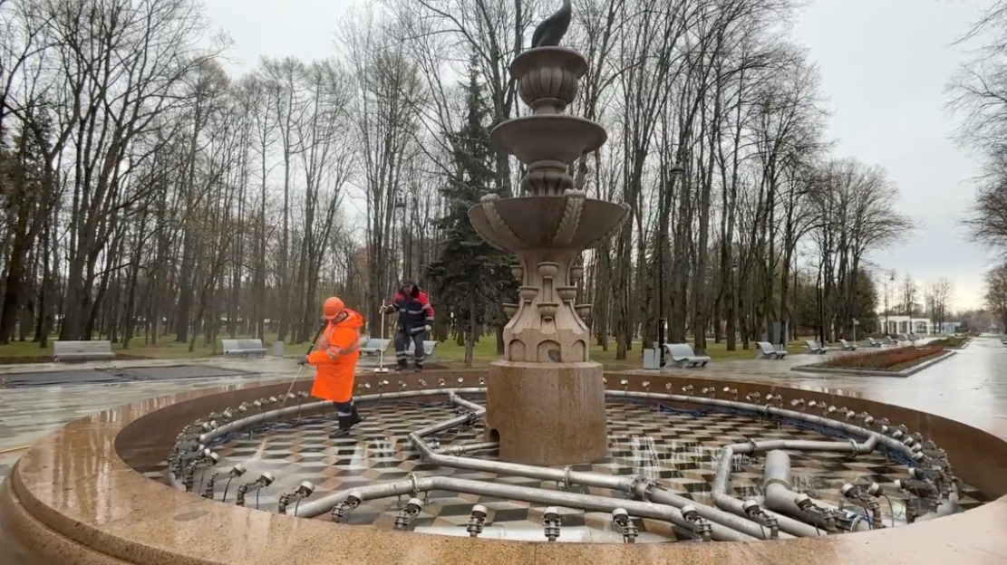 Два фонтана в парке Северного речного вокзала подготовили к новому сезону