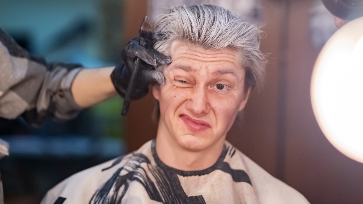 За четыре часа до начала закрытого показа пьесы «Ветер шумит в тополях» по пьесе Ж. Сиблейраса. Андрей Гетта перевоплощается в Рене