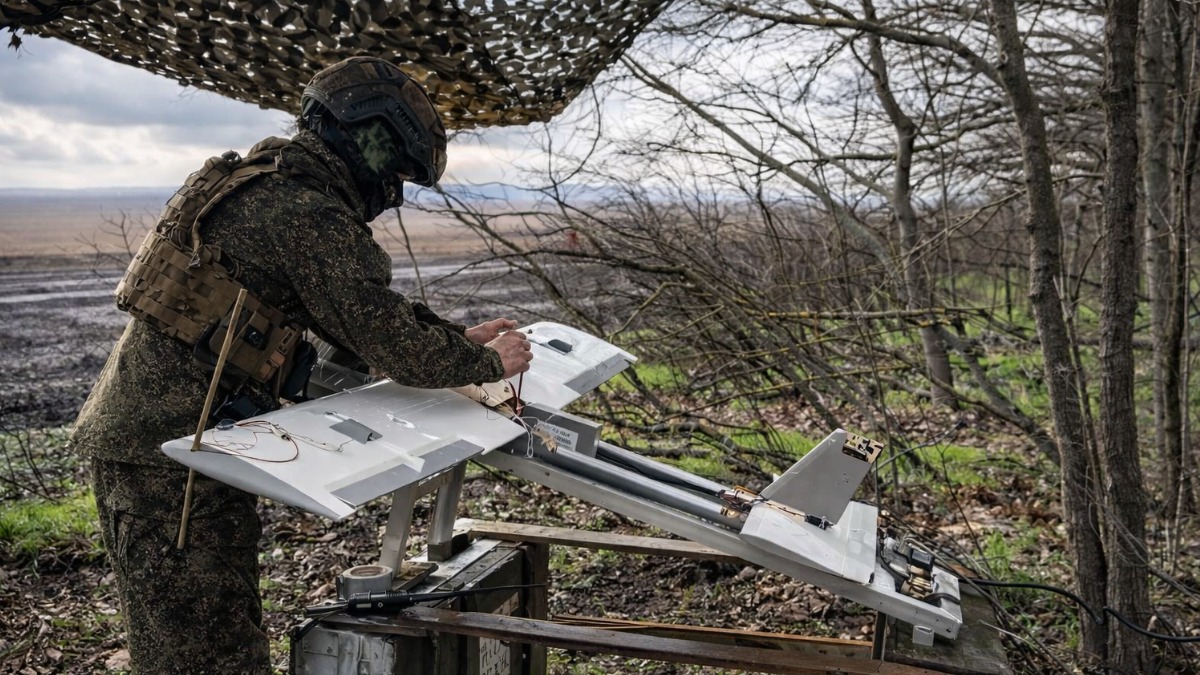 Инженер расчета войск беспилотных систем с позывным «Фара» устанавливает и проверяет «Молнию» перед запуском