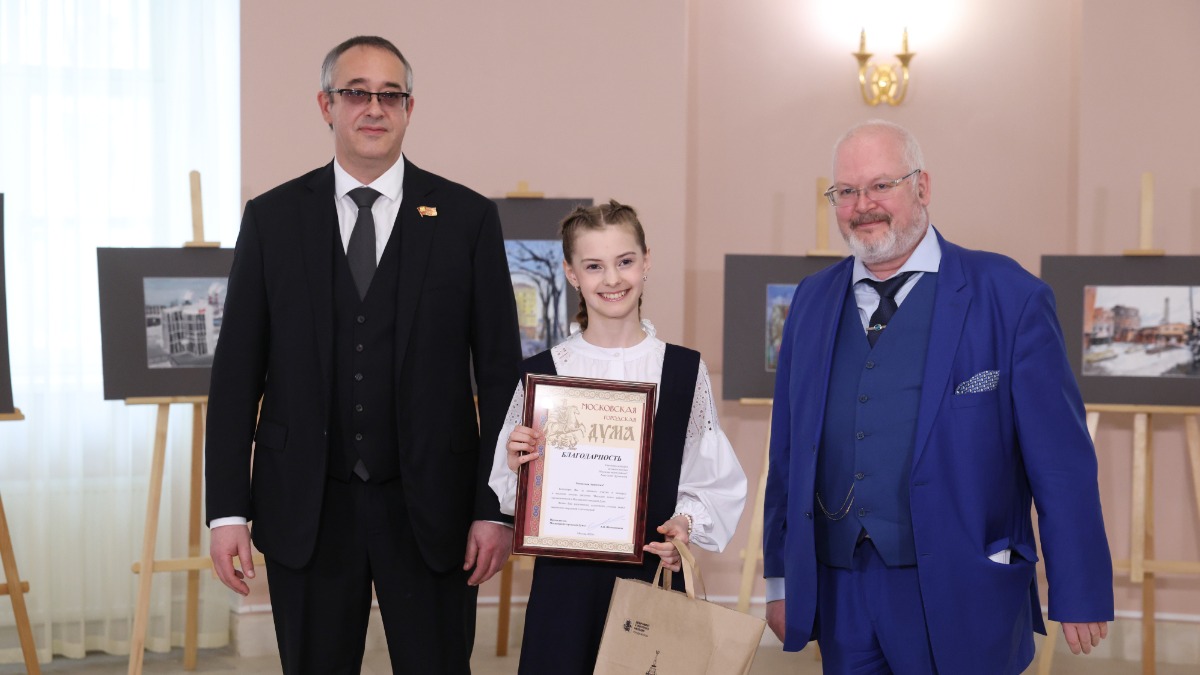 Председатель Мосгордумы Алексей Шапошников и первый замруководителя Департамента культурного наследия Москвы Леонид Кондрашев награждают лауреата конкурса «Наследие моего района» Анастасию Трунькину