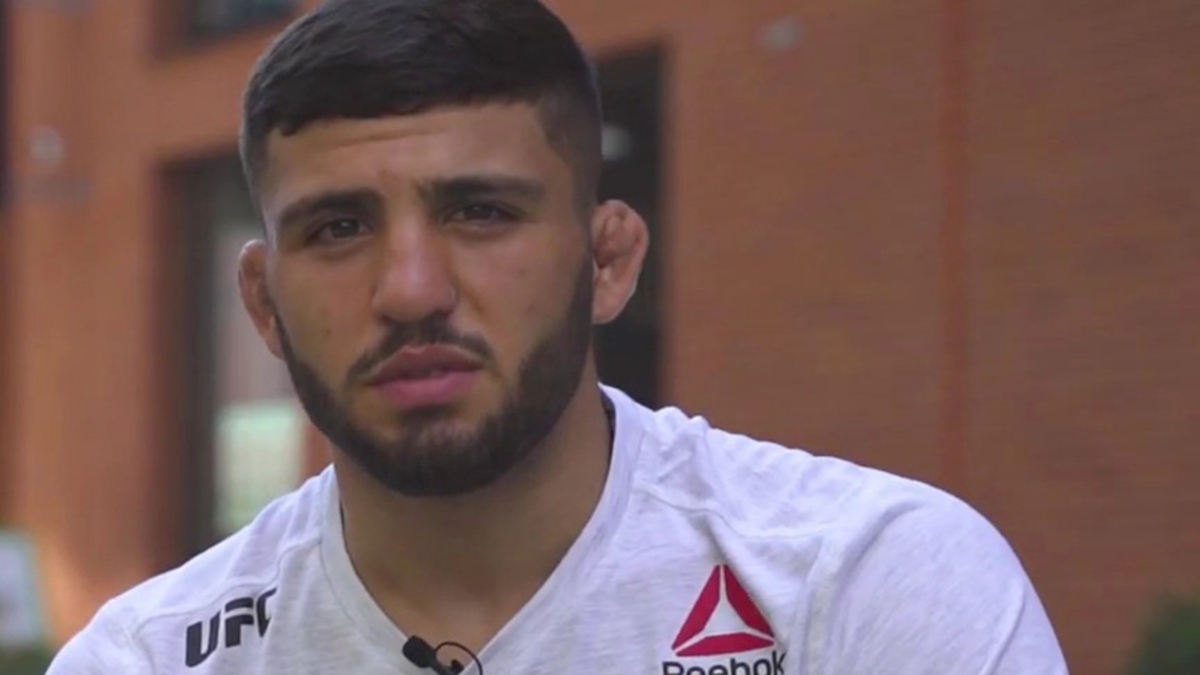 Российского бойца UFC сняли с рейса в США из-за телефона