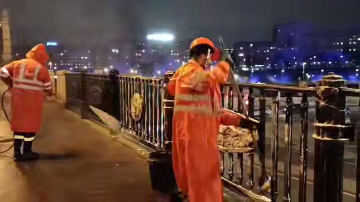 Городские службы провели промывку Бородинского моста в рамках весенней уборки