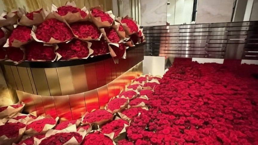 Один миллион роз стоимостью около 70 миллионов рублей оставили в ЖК в Раменках