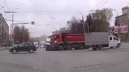 Врачи скорой вылетели на дорогу при столкновении с самосвалом во Владимире