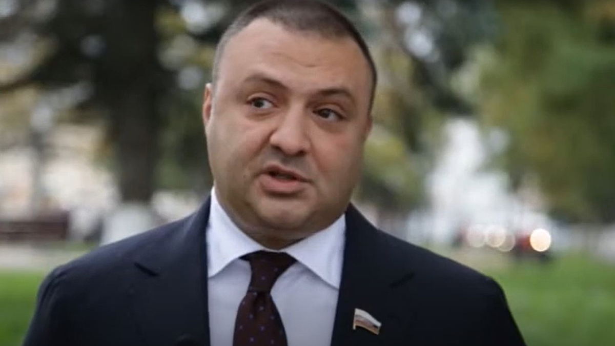 Экс-сенатора Тер-Аванесова заочно арестовали: почему его обвиняют в хищениях и как он связан с Мерваезовой