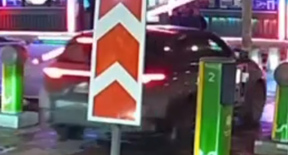Водитель иномарки снес шлагбаум при выезде с платной парковки в Москве
