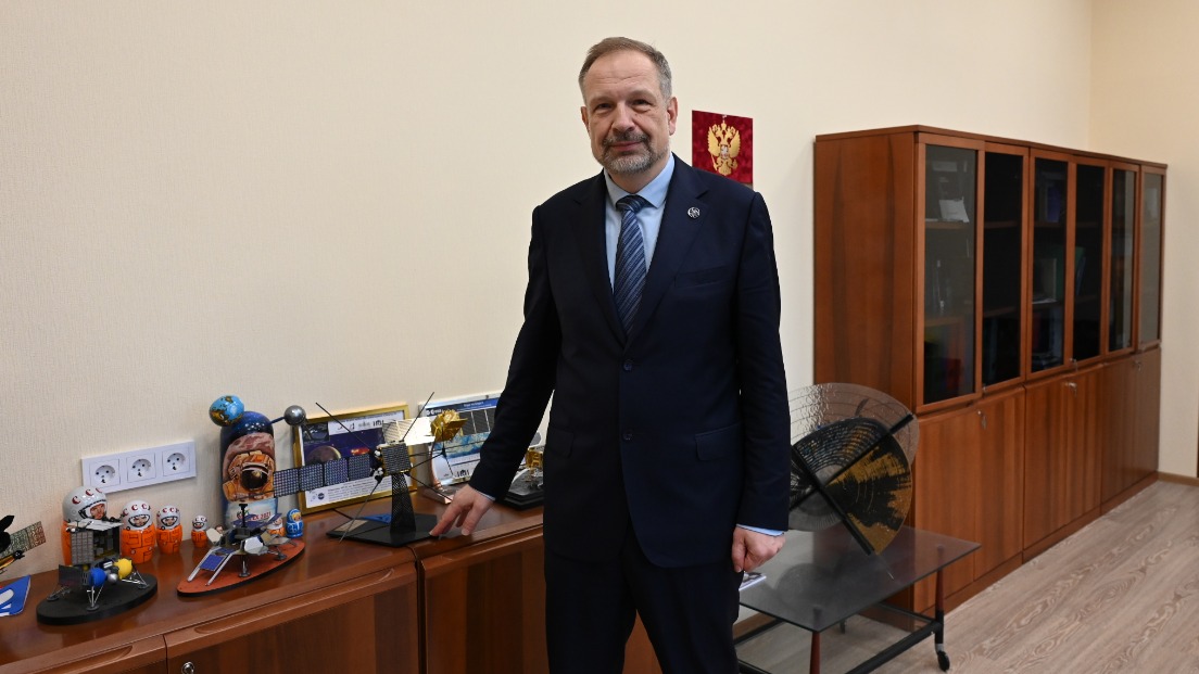 Ученый-физик Анатолий Петрукович на своем рабочем месте — в головном академическом институте по исследованию и использованию космического пространства в интересах фундаментальных наук