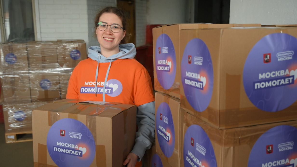 Волонтер штаба «Москва помогает» Мария Юркова с гуманитарным грузом, который собрали для пострадавших от наводнения жителей Республики Дагестан