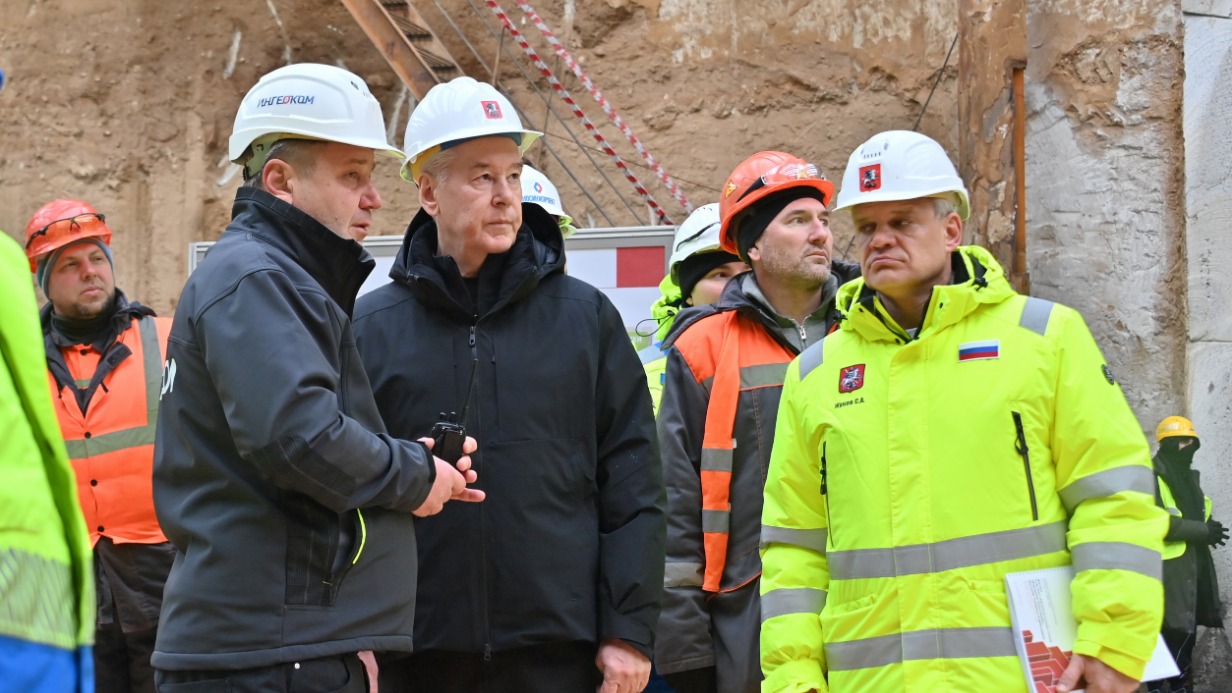 Мэр Москвы Сергей Собянин, председатель правления АО «Объединение «ИНГЕОКОМ» Дмитрий Евсеев и первый замгендиректора АО «Мосинжпроект» Сергей Жуков на выходе щита при строительстве станции «Бульвар Генерала Карбышева»