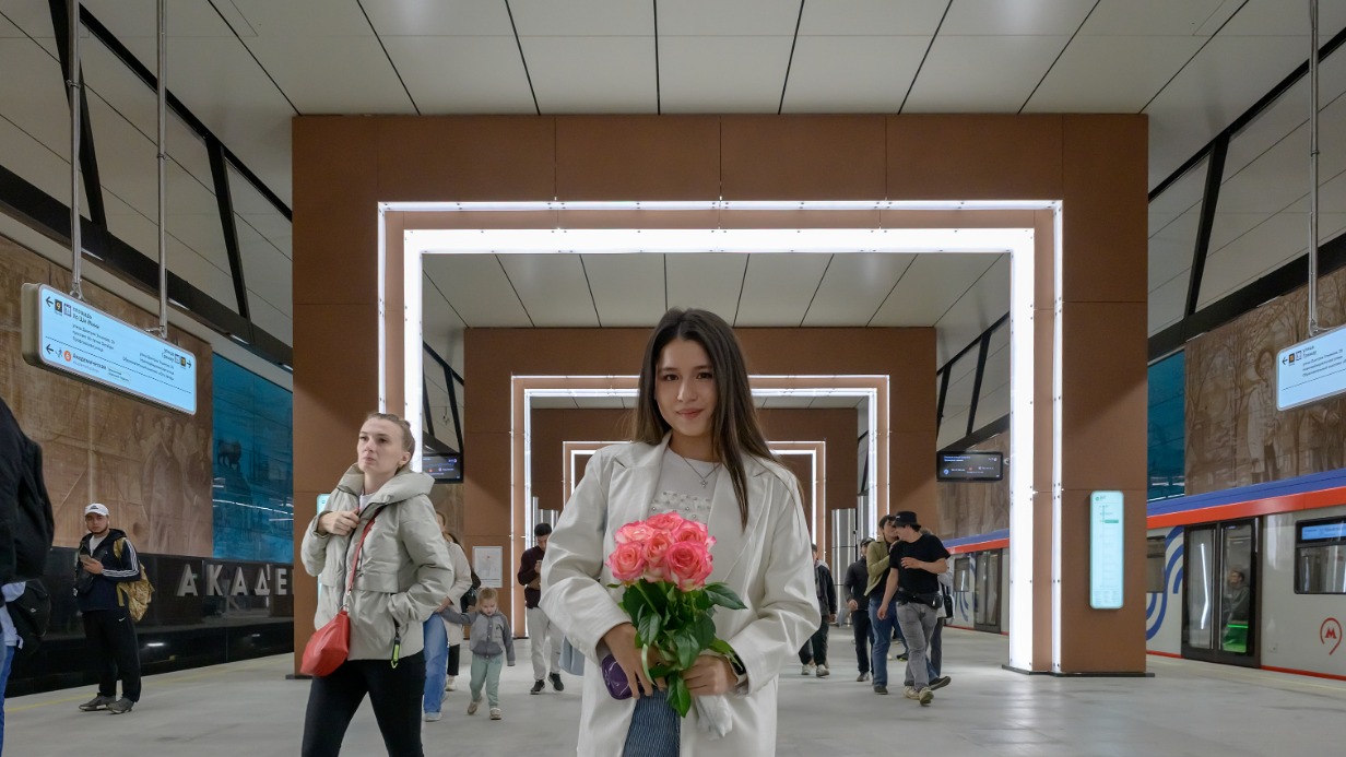 Пассажирка Анна Дорохова на станции «Академическая» Троицкой линии метро. С открытием Троицкой линии ей стало быстрее и удобнее добираться до многих привычных мест