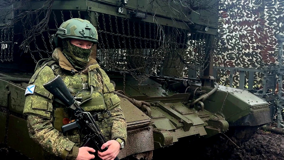 Командир тяжелого огнеметного взвода 6-го полка РХБЗ 6-й общевойсковой армии группировки войск «Север» с позывным «Флот» рядом с ТОС-1А «Солнцепек»