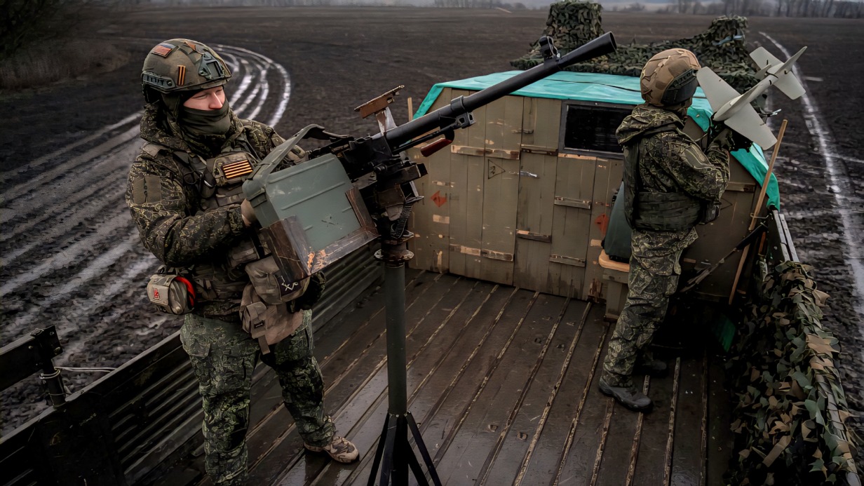 Военнослужащие «Кощей» и «Фонарь» в составе мобильной огневой группы готовятся к поражению FPV-дрона противника с помощью стрелкового оружия и дрона-перехватчика «Елка»