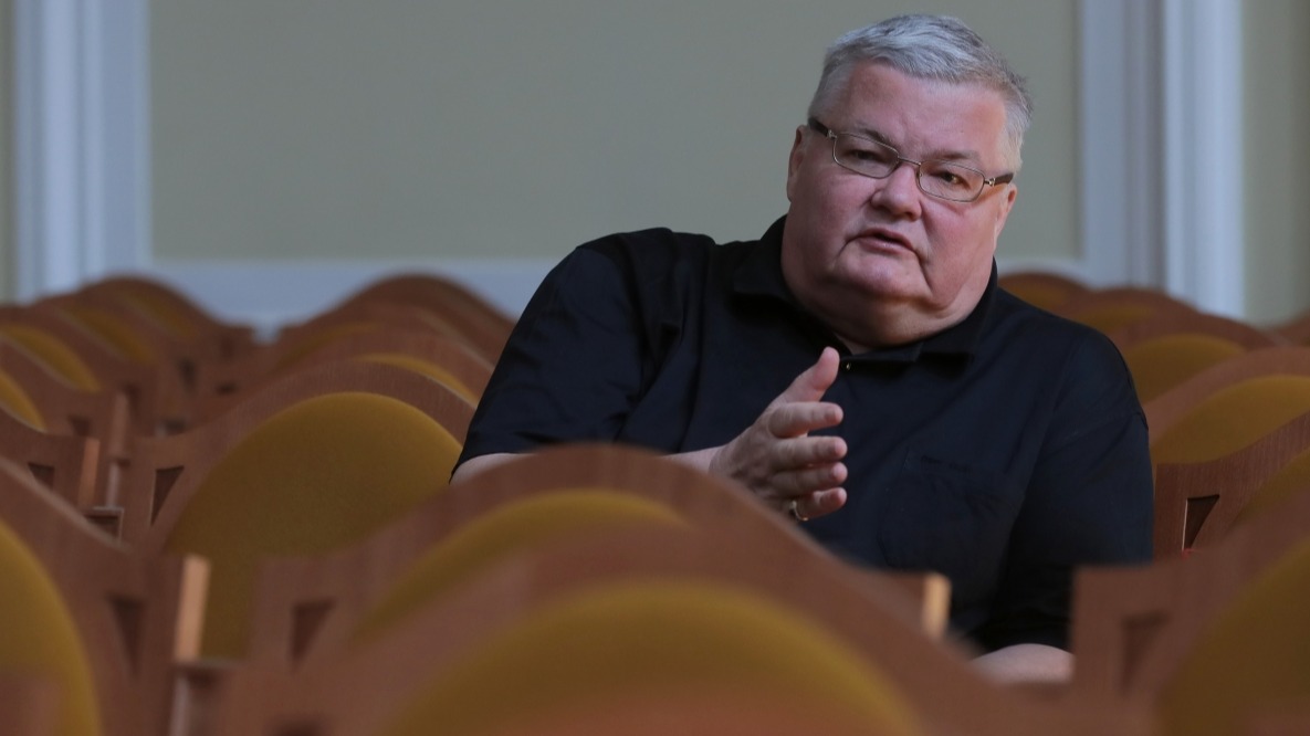 Умершим на борту самолета в Румынии оказался народный артист РФ Сергей Стадлер