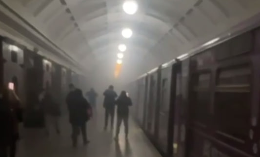 Станцию метро «Красные ворота» полностью заволокло дымом