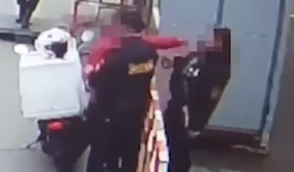 Курьер на электроскутере напал на охранника торгового комплекса в Москве