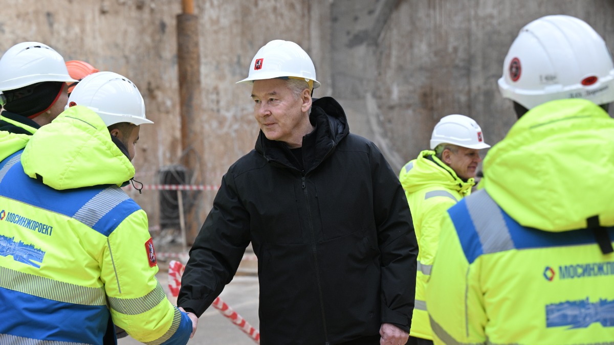 Мэр Москвы Сергей Собянин на строительной площадке будущей станции «Бульвар Генерала Карбышева»