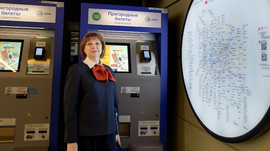 Дежурная по залу Людмила Кондратьева у касс на новом вокзале «Москва-Сити»