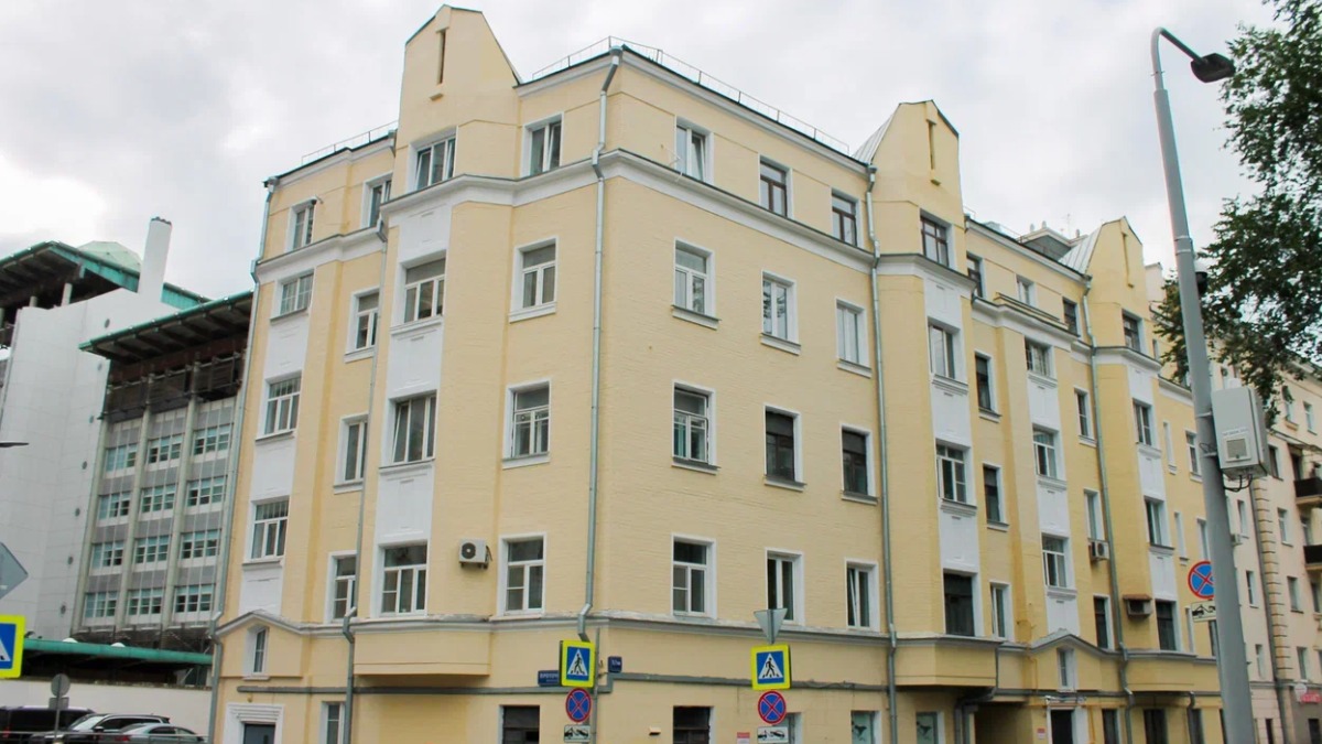 В районе Арбат завершился капитальный ремонт фасада дома 1946 года постройки