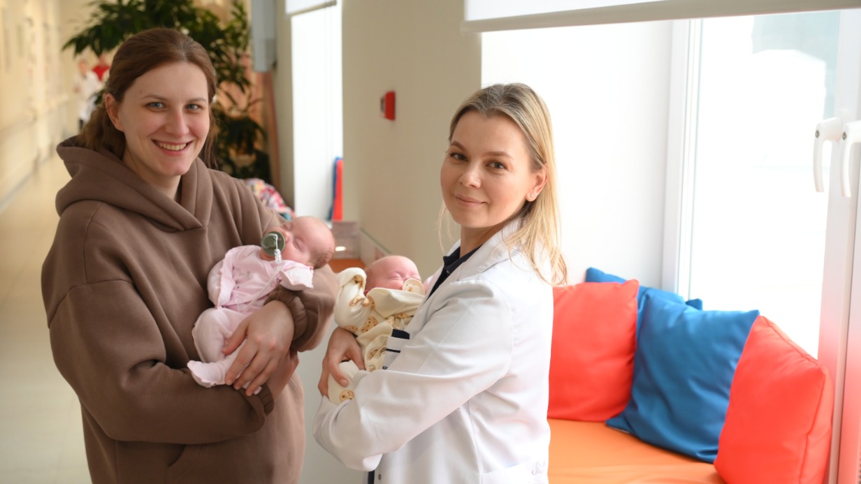 Врач-педиатр Центра ранней помощи Морозовской больницы Наталья Купцова вместе с москвичкой Яной Семиной и ее двойняшками Елизаветой и Екатериной. Девочки родились раньше срока